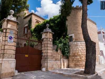 Osserviamo l'esterno di quello che viene comunemente chiamato "castello"...